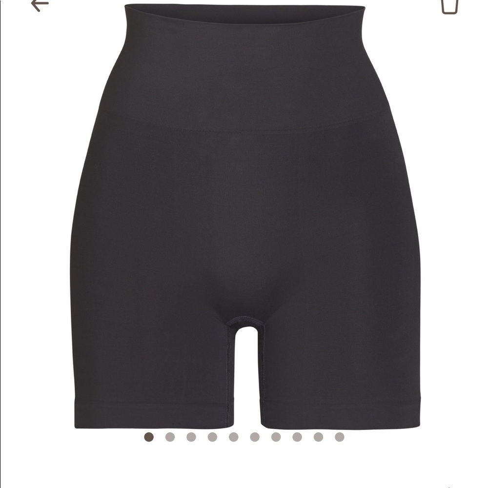SKiMs Smoothing Short Medium Onyx